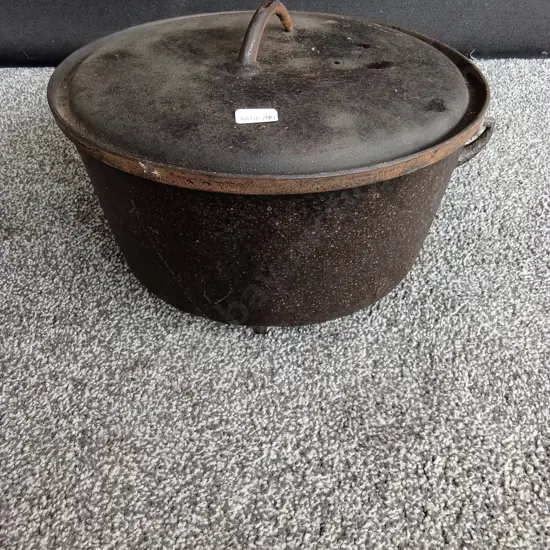 VINTAGE CAST IRON POT WITH FEET, HANDLE AND LID