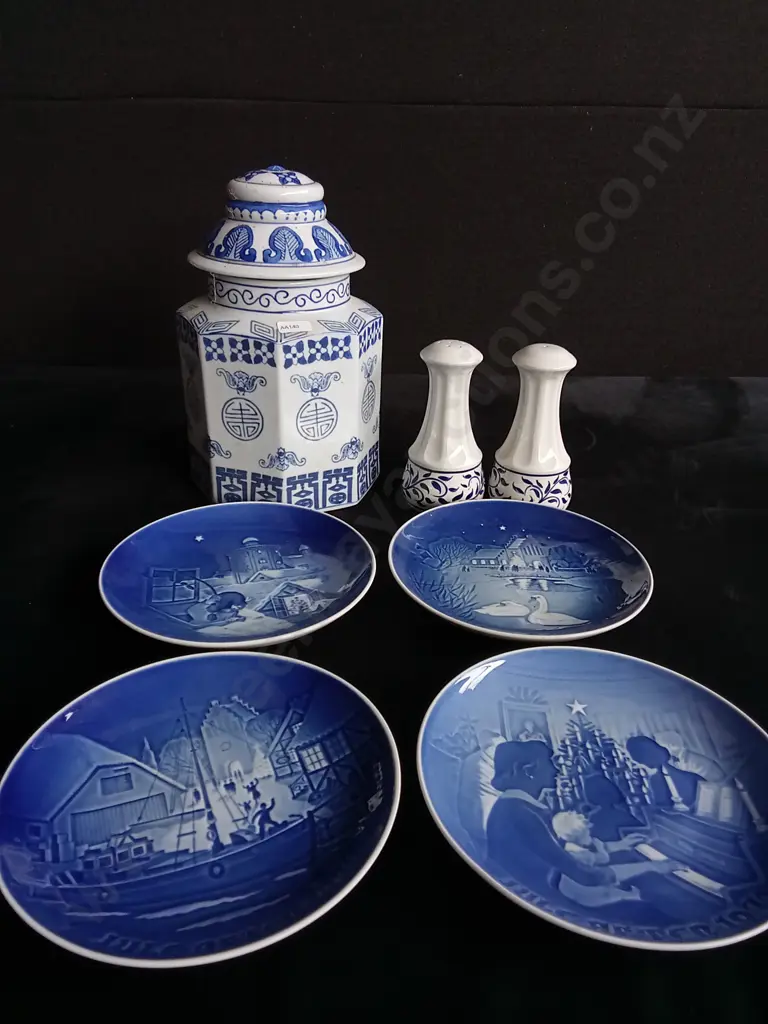 COLLECTION OF BLUE AND WHITE ITEMS, SALT AND PEPPER SHAKERS, DECORATIVE PLATES AND JAR Image 1++