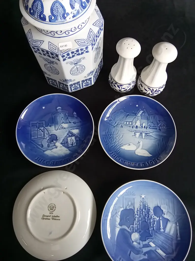 COLLECTION OF BLUE AND WHITE ITEMS, SALT AND PEPPER SHAKERS, DECORATIVE PLATES AND JAR Image 1++