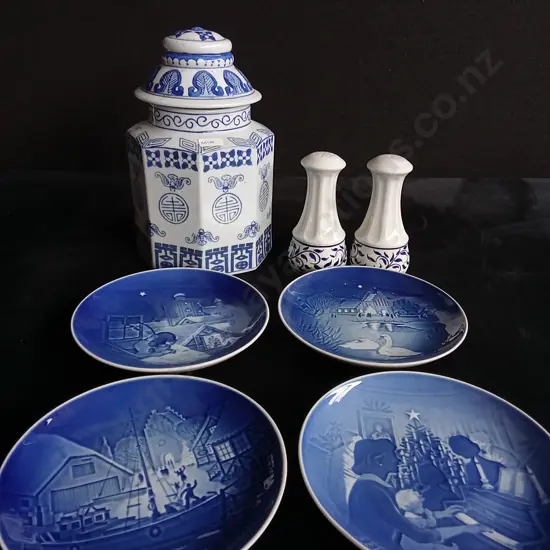 COLLECTION OF BLUE AND WHITE ITEMS, SALT AND PEPPER SHAKERS, DECORATIVE PLATES AND JAR