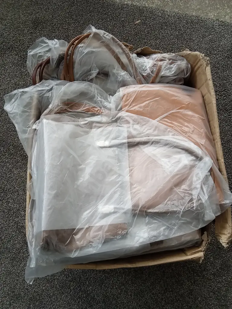 BULK BOX OF BRAND NEW HANDBAGS Image 1++