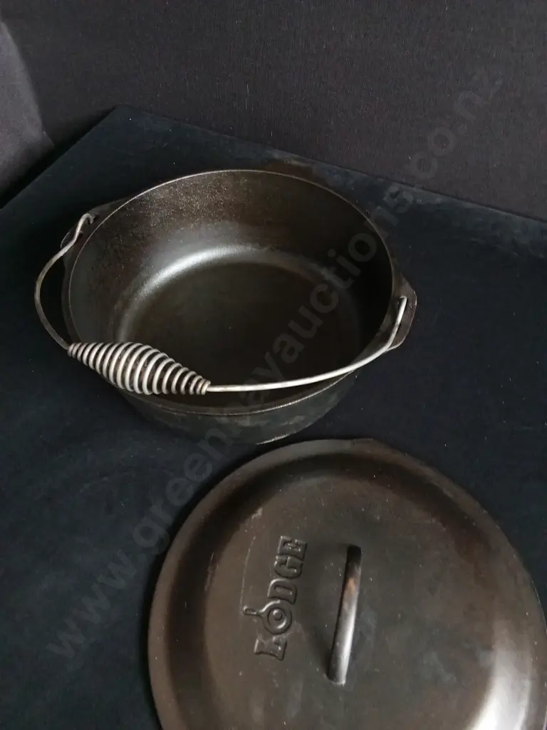 VINTAGE CAST IRON LODGE POT AND LID Image 1++