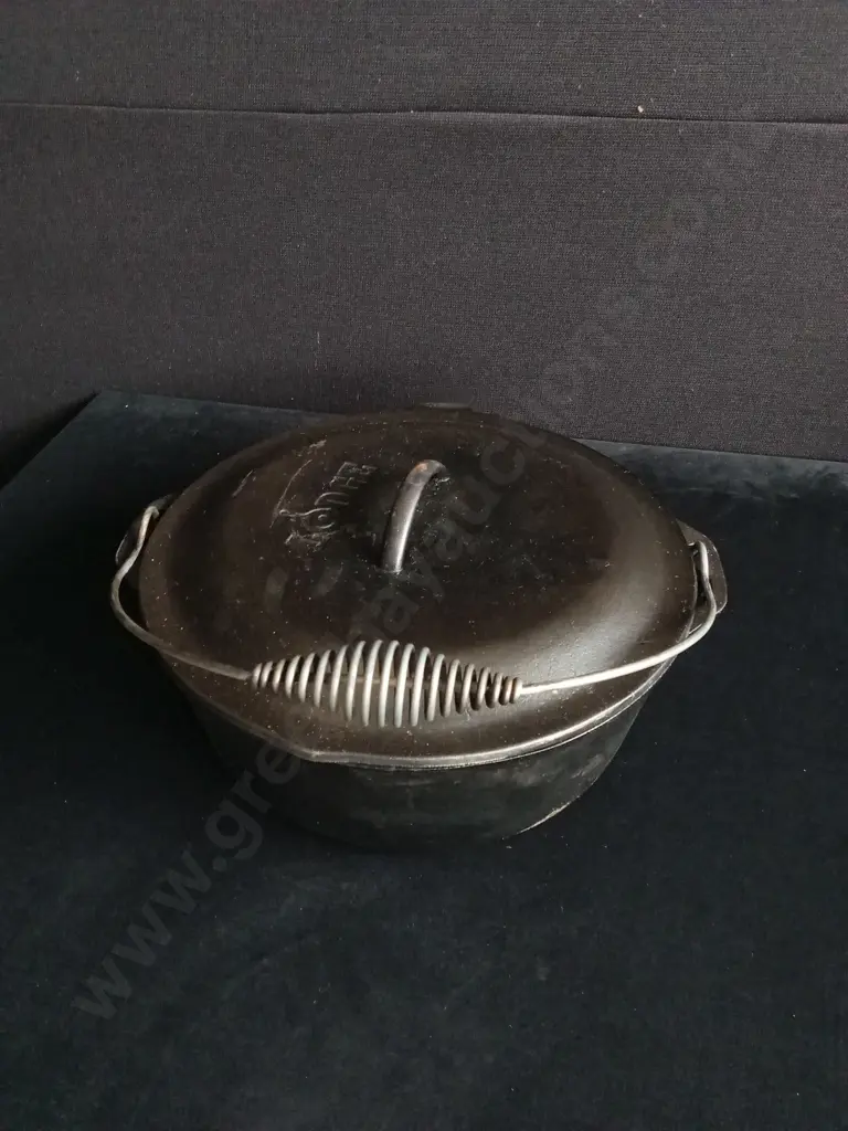 VINTAGE CAST IRON LODGE POT AND LID Image 1++