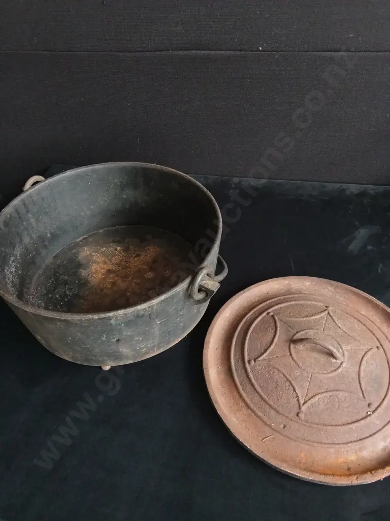 VINTAGE CAST IRON POT Image 1++