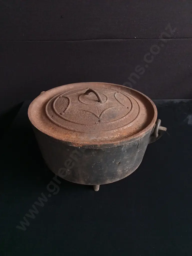 VINTAGE CAST IRON POT Image 1++