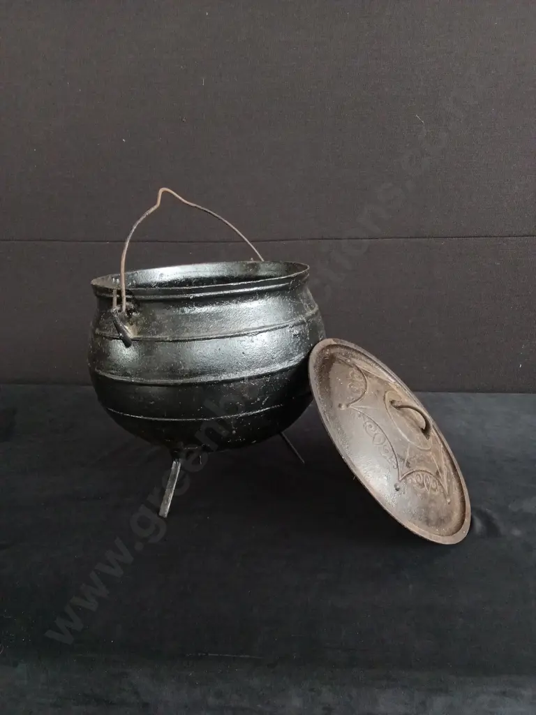 CAST IRON POT Image 1++