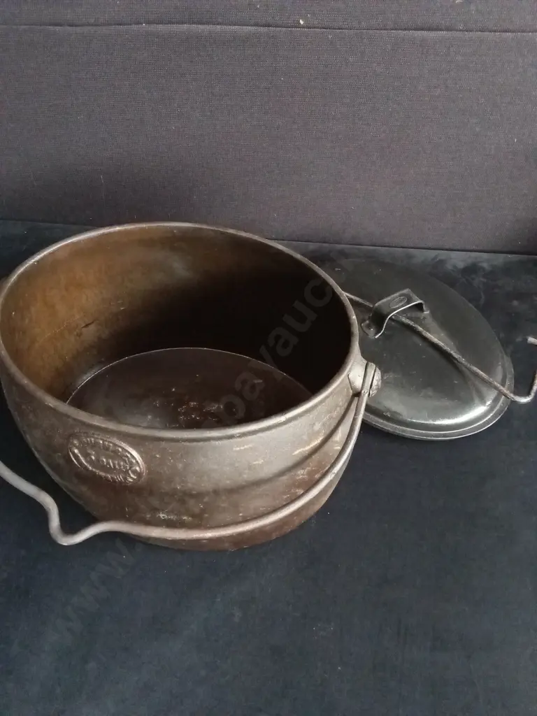 VINTAGE CAST IRON POT AND LID Image 1++