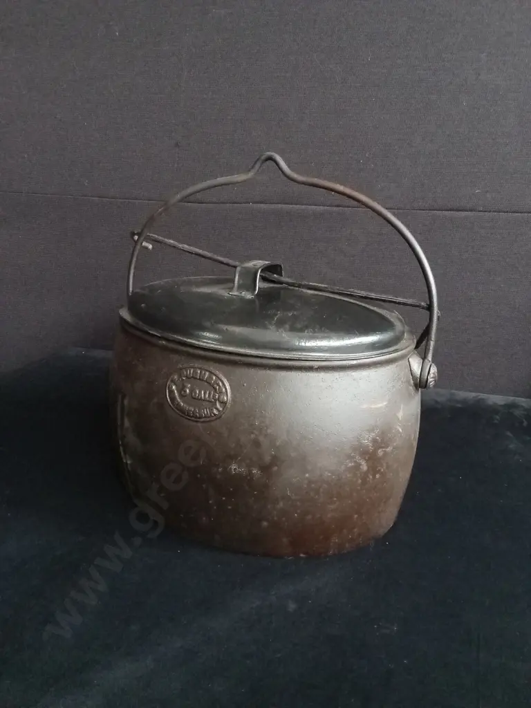 VINTAGE CAST IRON POT AND LID Image 1++