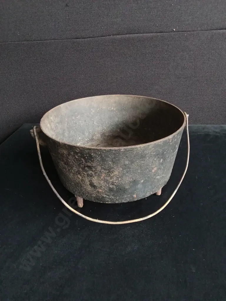 VINTAGE CAST IRON POT Image 1++