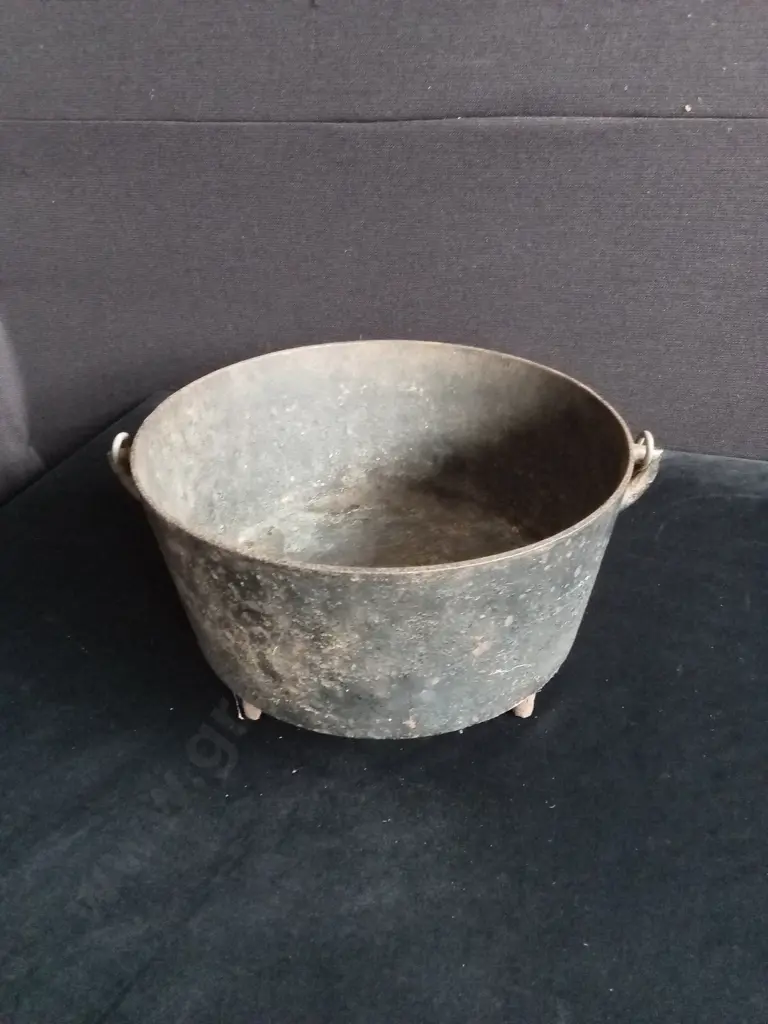 VINTAGE CAST IRON POT Image 1++
