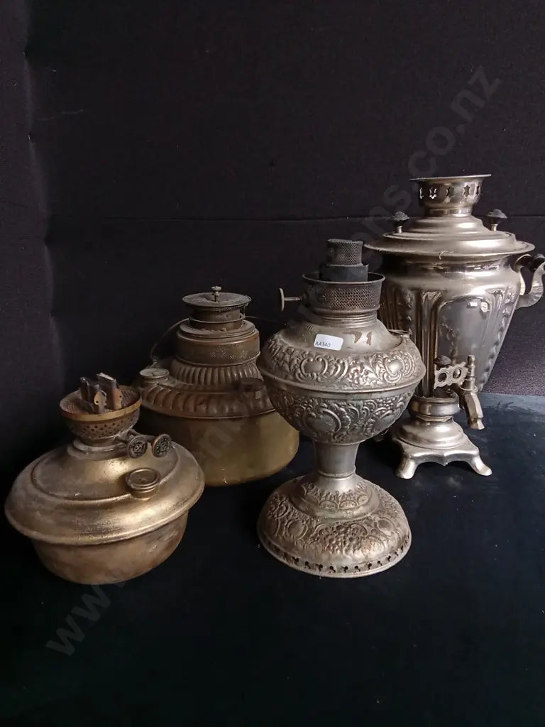 4 PIECES ANTIQUE BRASS HOUSEHOLD ITEMS Image 1++