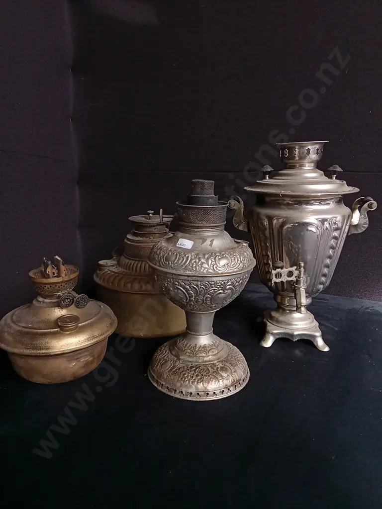 4 PIECES ANTIQUE BRASS HOUSEHOLD ITEMS Image 1++