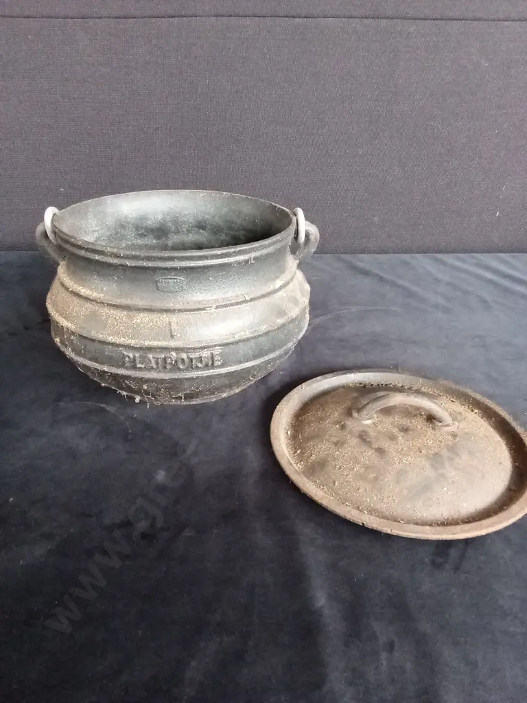 CAST IRON POT Image 1++