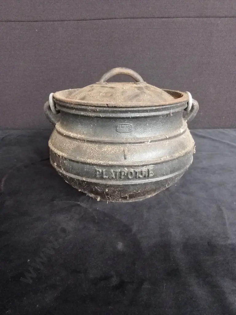 CAST IRON POT Image 1++