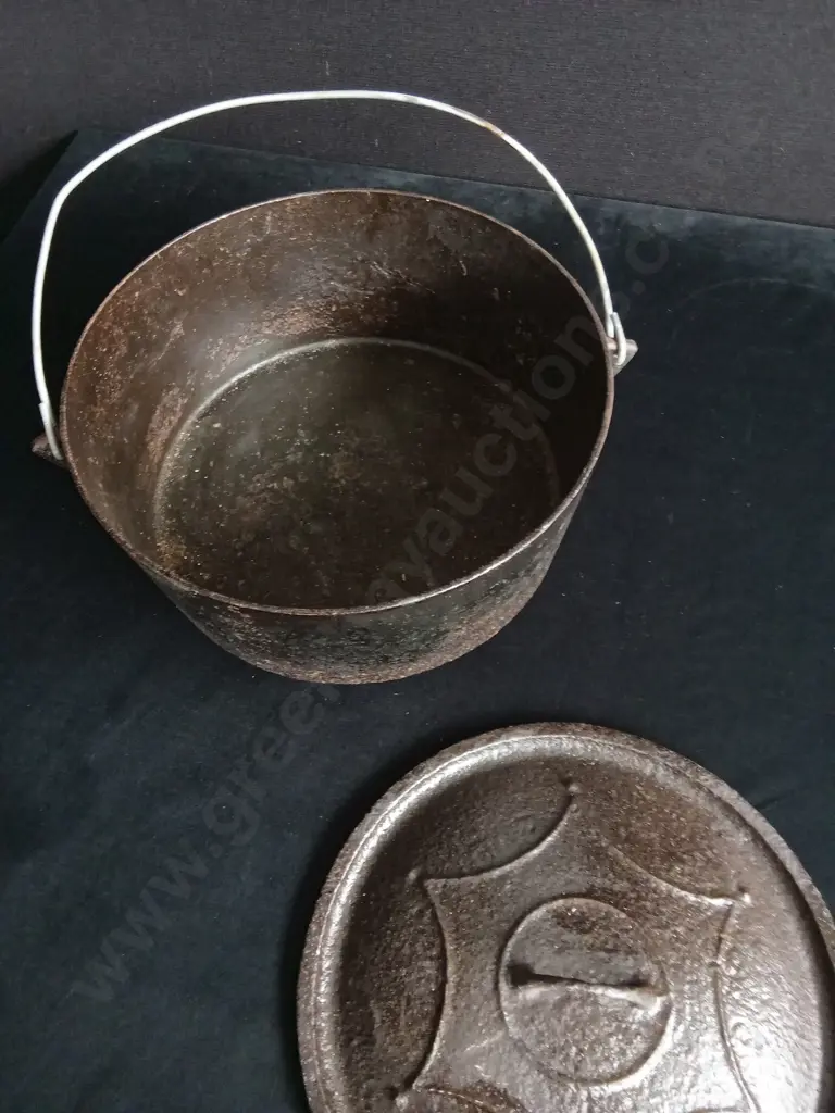 VINTAGE CAST IRON POT AND LID Image 1++