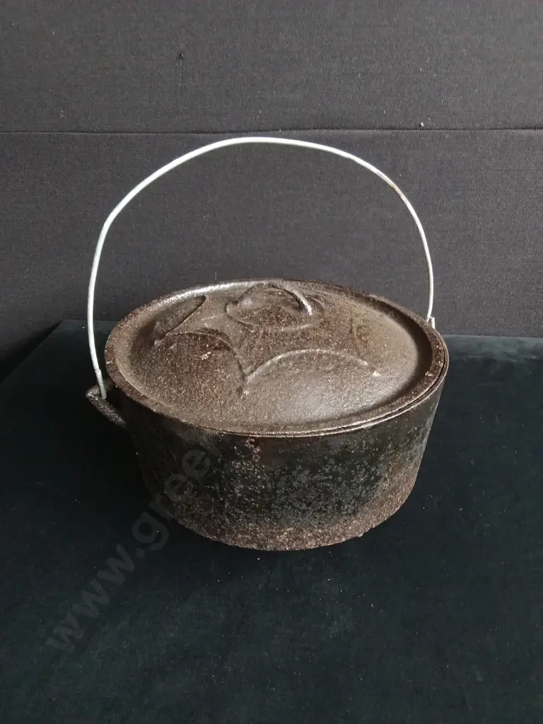 VINTAGE CAST IRON POT AND LID Image 1++