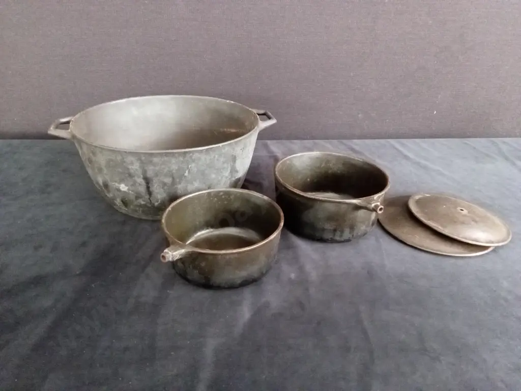 CAST IRON POTS AND LIDS Image 1++