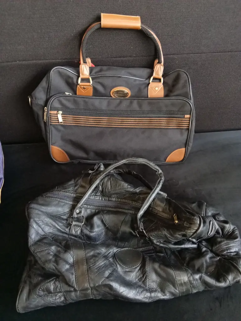 4 PIECES VINTAGE WEEKEND BAGS Image 1++