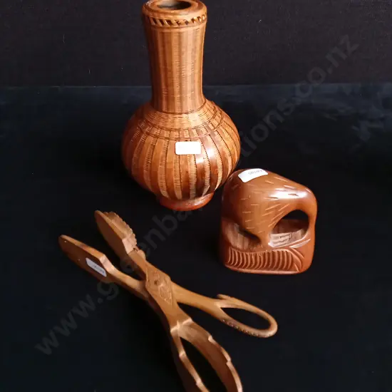 3 PIECES WOODEN AND WOVEN DECOR