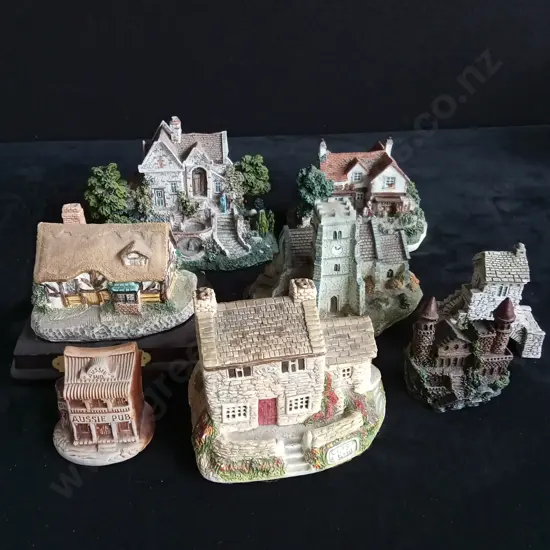 12 DECORATIVE HOUSES