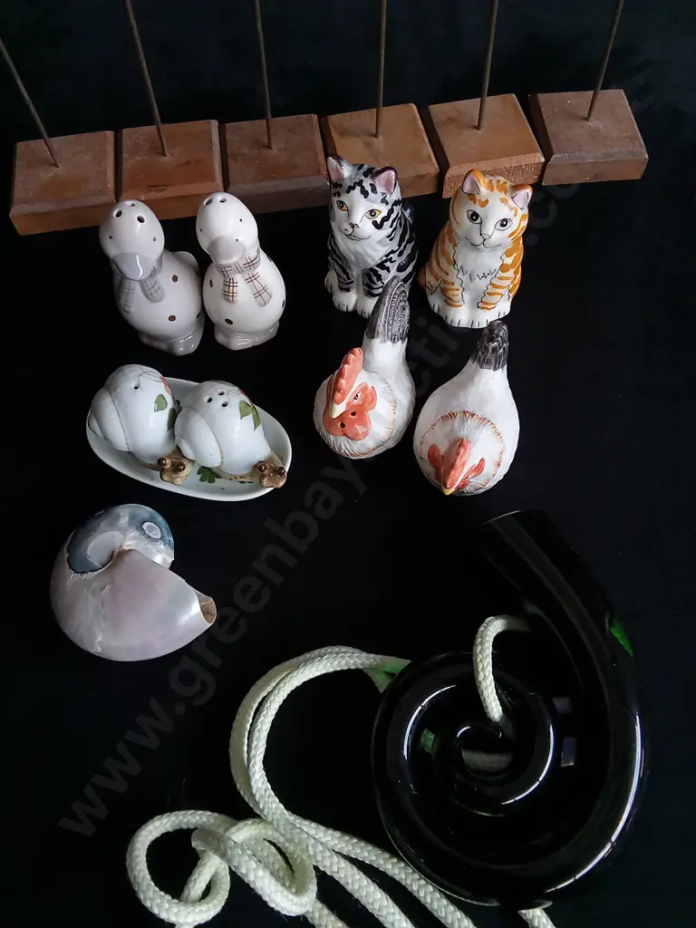 MIX OF DECOR, INCLUDING FOUR SETS OF SALT AND PEPPER SHAKERS Image 1++