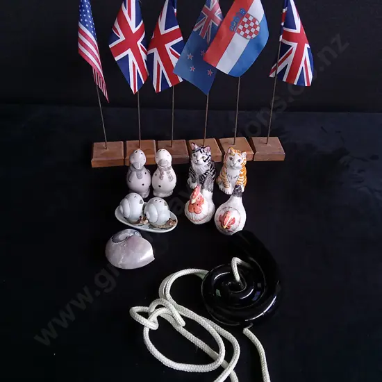 MIX OF DECOR, INCLUDING FOUR SETS OF SALT AND PEPPER SHAKERS