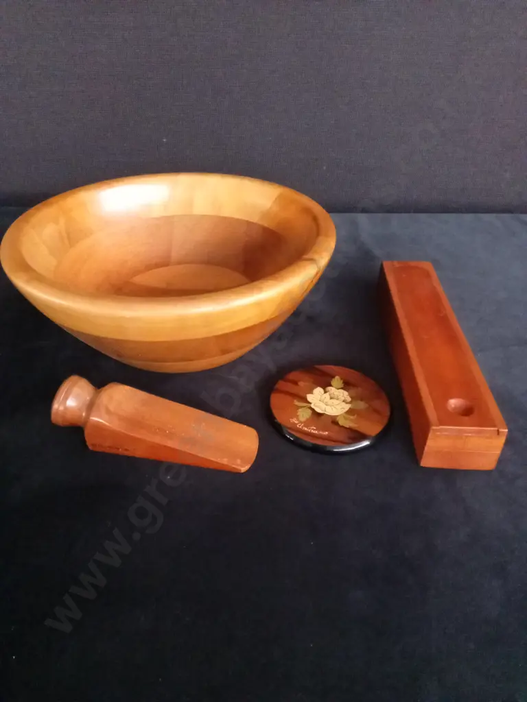 4 ASSORTED WOODEN ITEMS Image 1++
