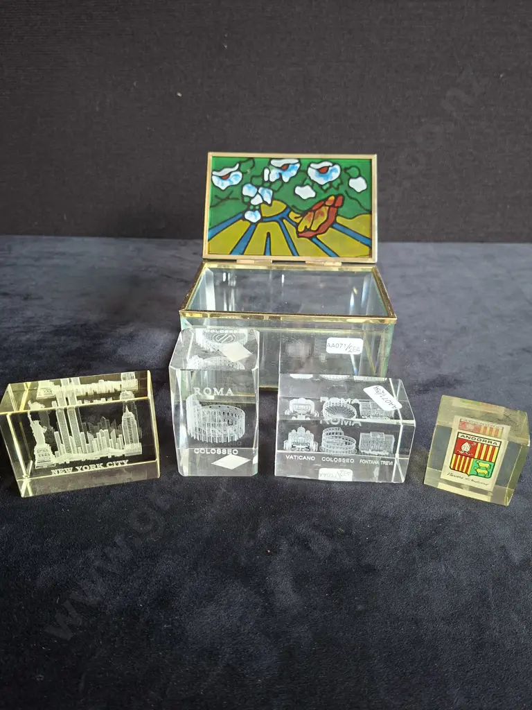 5 PIECES GLASS TRAVEL MEMORABILIA AND CASE Image 1++