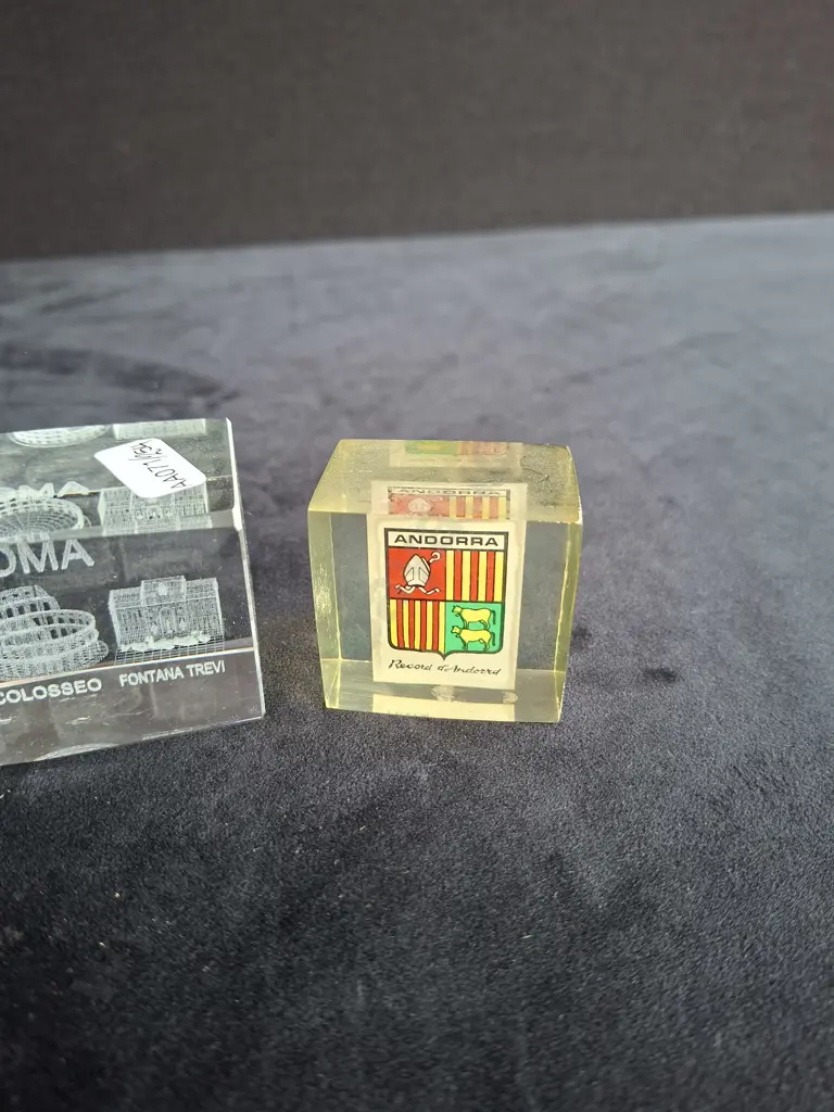 5 PIECES GLASS TRAVEL MEMORABILIA AND CASE Image 1++