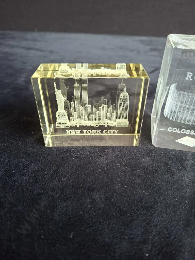 5 PIECES GLASS TRAVEL MEMORABILIA AND CASE Image 1++