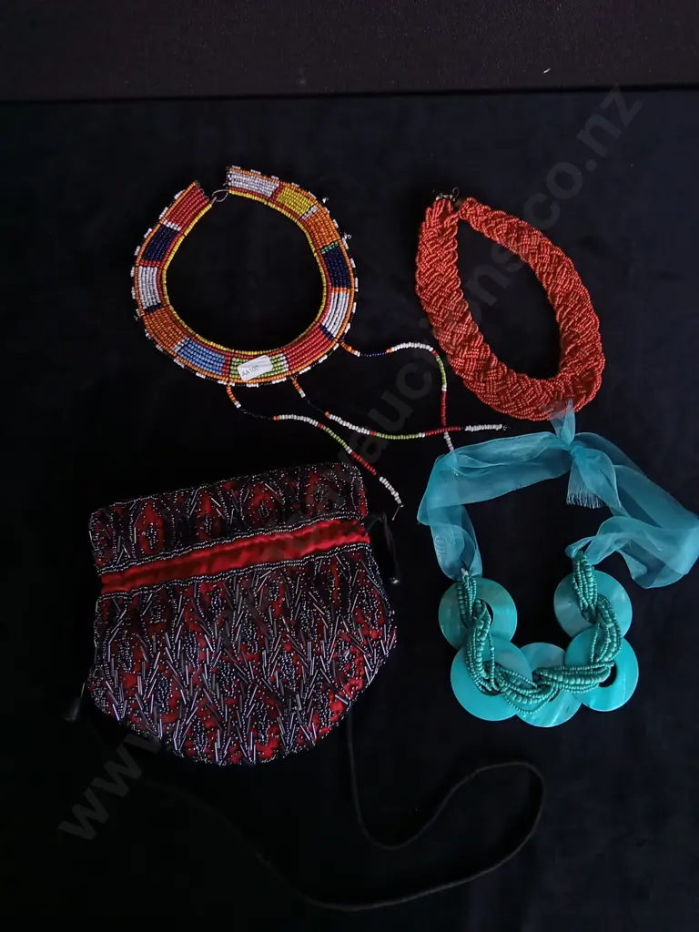 4 PIECES BEADED NECKLACES AND BAG Image 1++