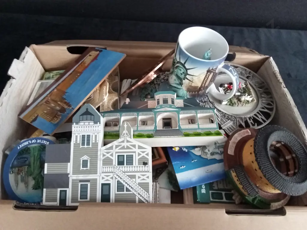 BOX OF SOUVINERS Image 1++