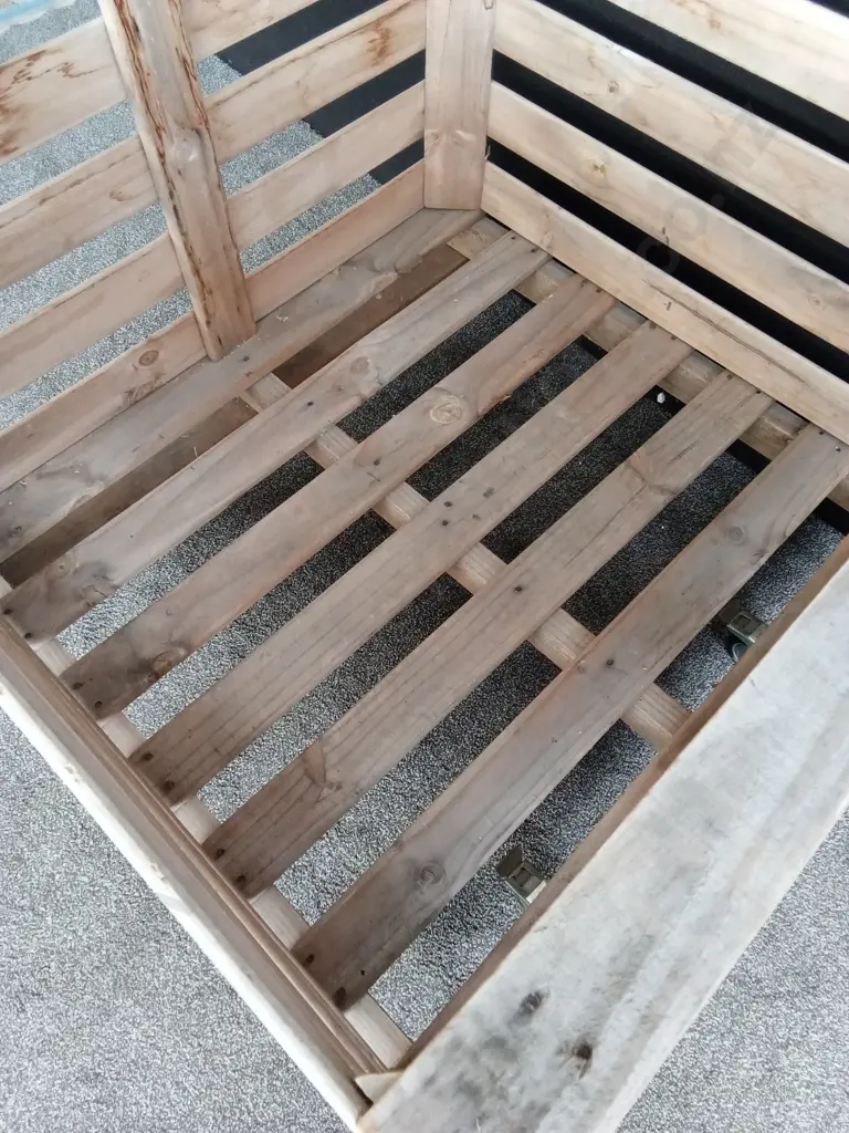 1.05 M X 1.05M X 0.95M WOODEN CRATE ON WHEELS Image 1++