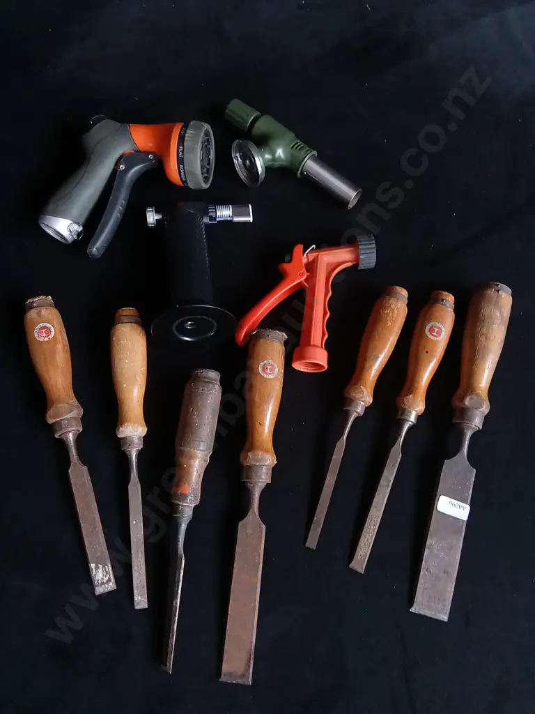 MIX OF GARDEN AND WOOD WORKING TOOLS Image 1++