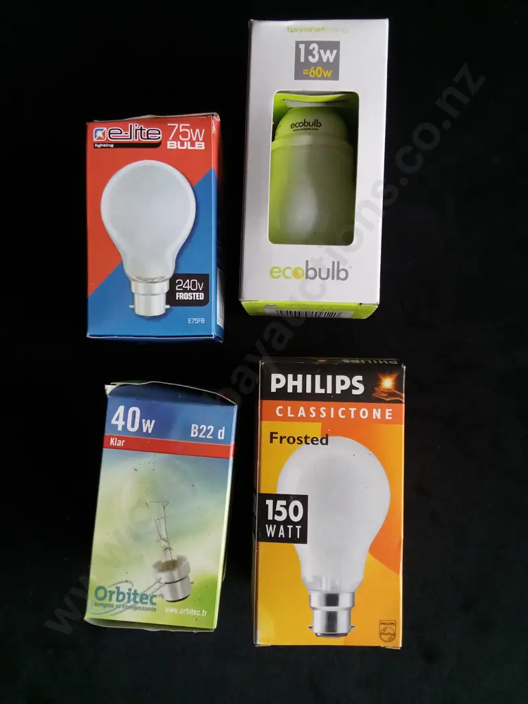 BOX OF BRAND NEW LIGHTBULBS Image 1++