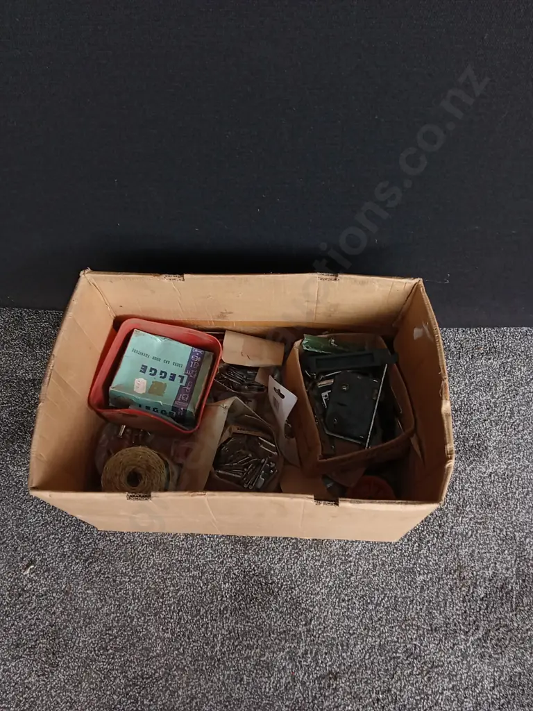 BOX OF VINTAGE HARDWARE Image 1++