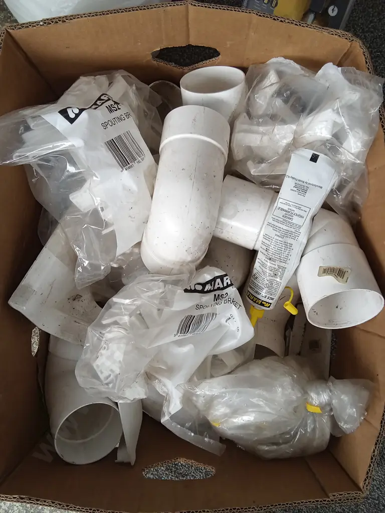 BOX OF PLASTIC PLUMBING FITTINGS Image 1++