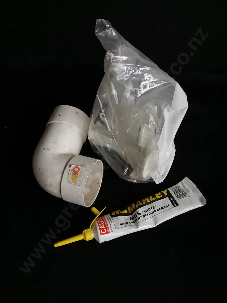 BOX OF PLASTIC PLUMBING FITTINGS Image 1++