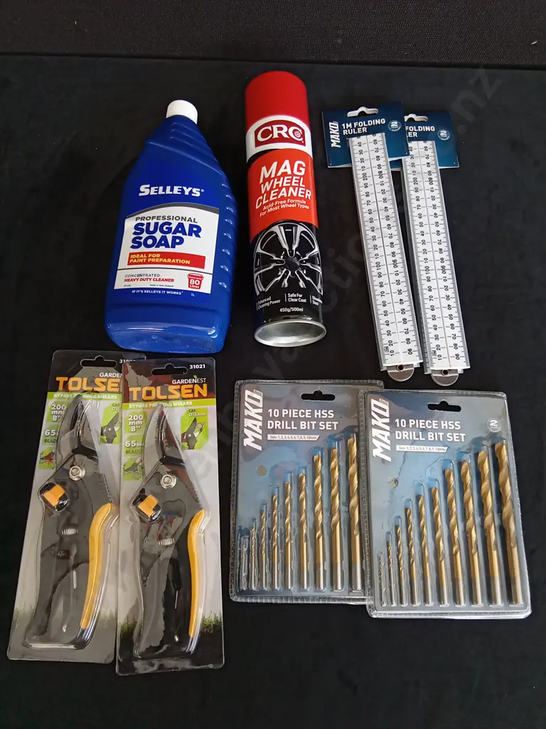 8 PIECES BRAND NEW CLEANING PRODUCTS AND TOOLS Image 1++
