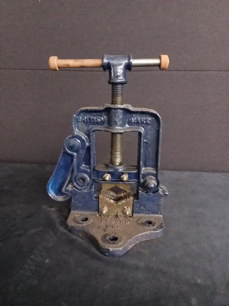 VINTAGE BRITISH MADE HINGED PIPE VICE Image 1++