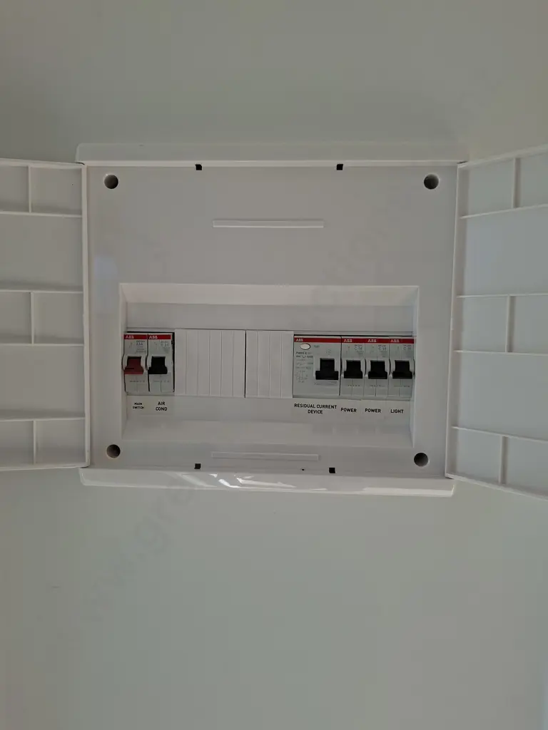 BRAND NEW NOOK HOMES CABIN - 5.69M LONG X 4.05M WIDE. 2.95M HIGH AT SHORT END 3.55M HIGH AT TALL END Image 1++