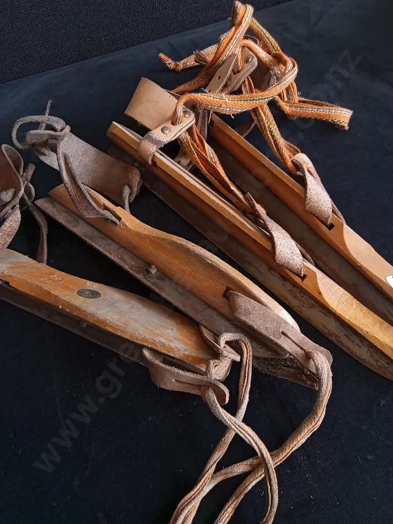 2 PAIRS OF VINTAGE DUTCH PRIMITIVE WOODEN ICE SKATES Image 1++