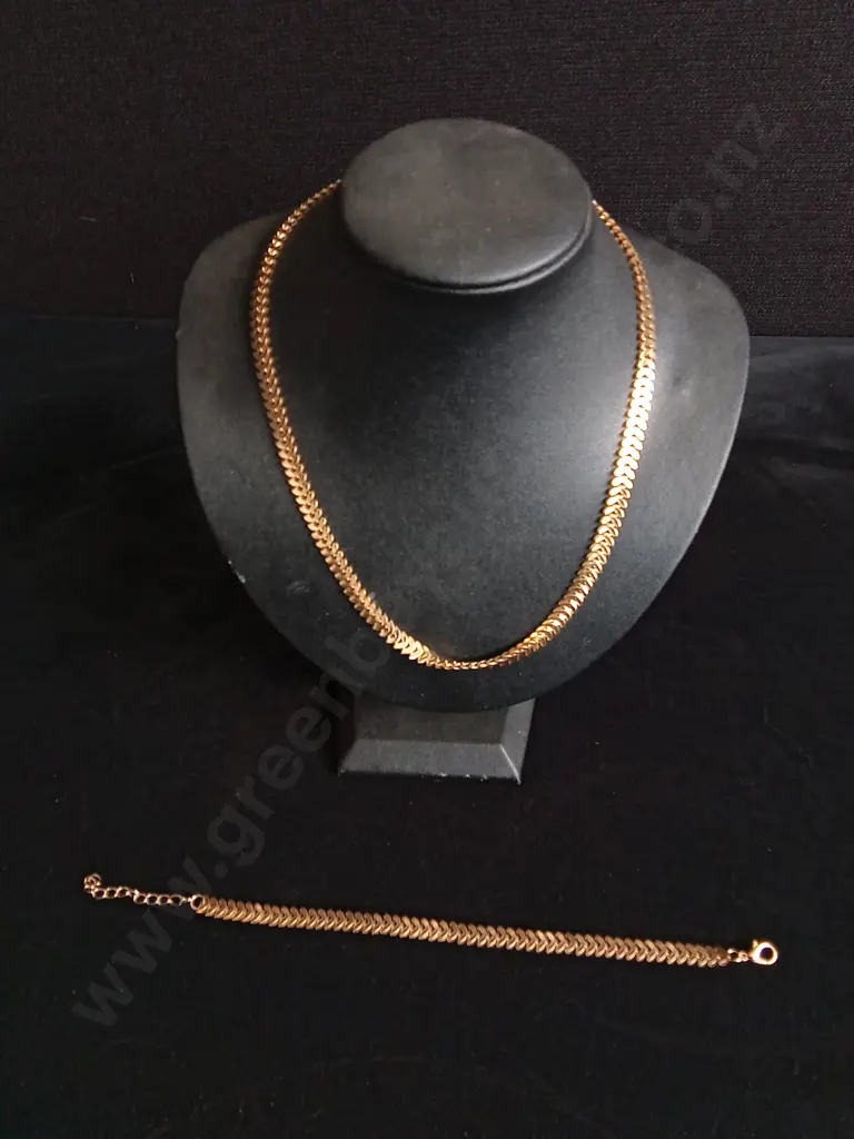 4 PIECES NECKLACES AND BRACELETS Image 1++