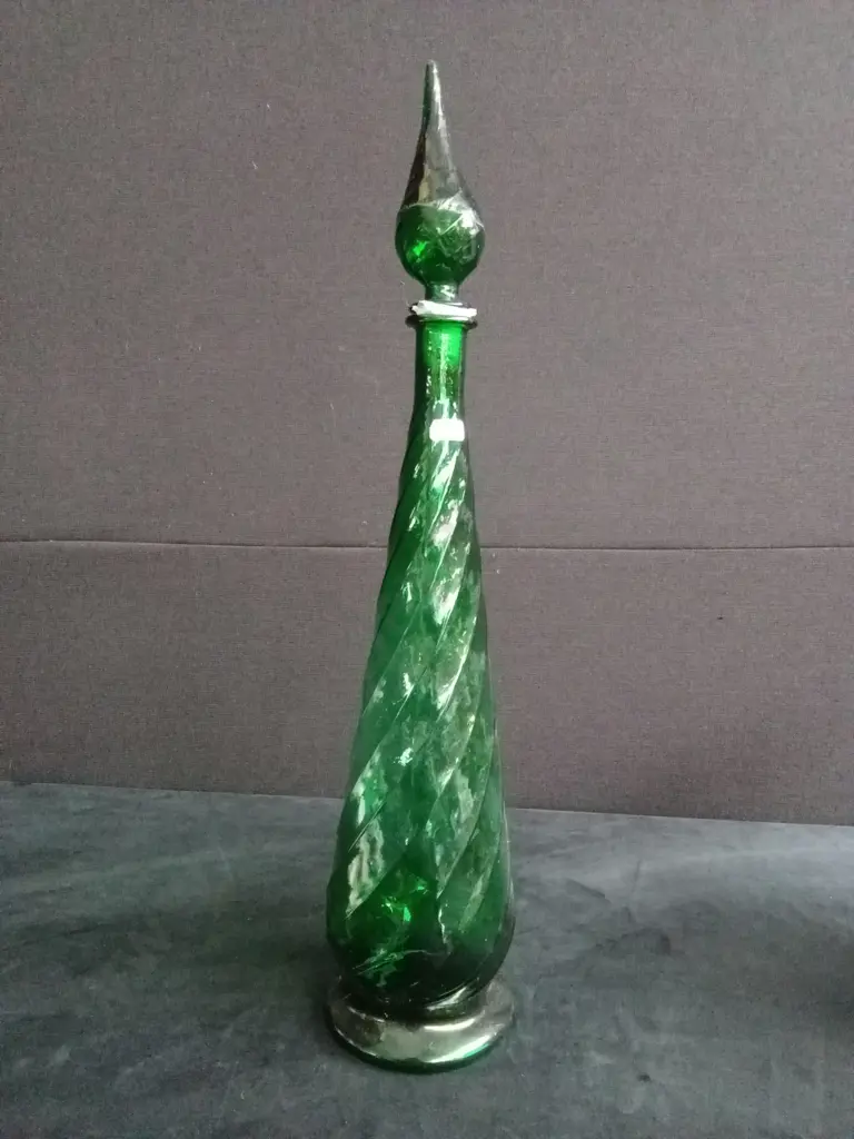 VINTAGE EMERALD GREEN GENIE GLASS BOTTLE Image 1++