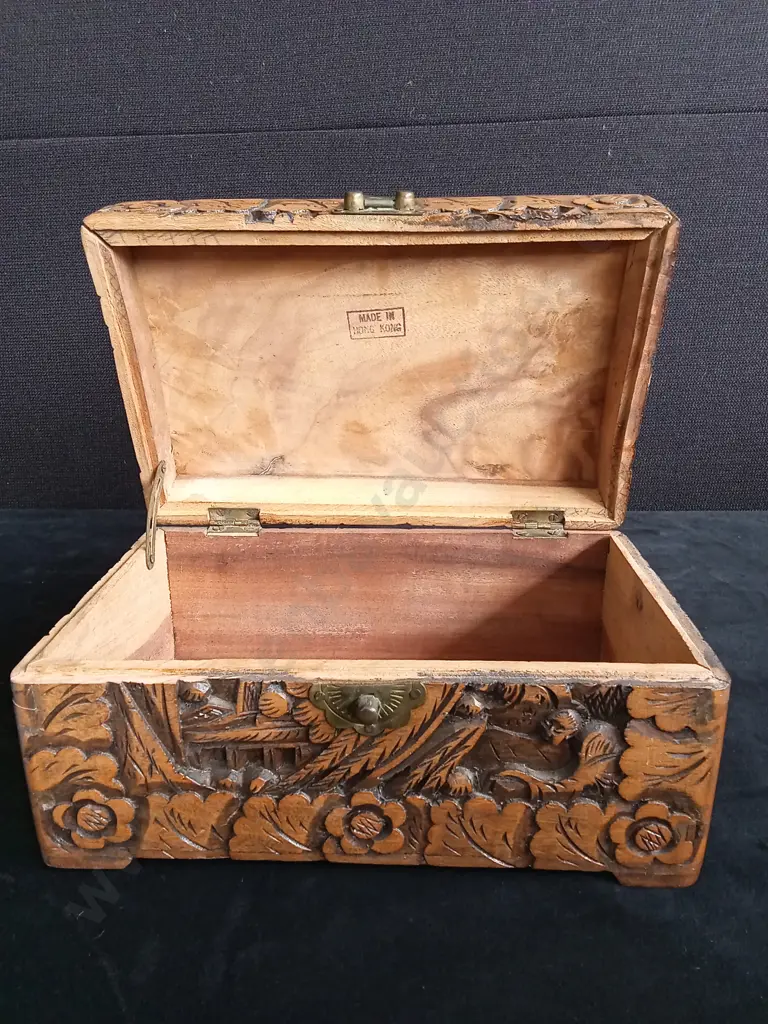 VINTAGE HAND-CARVED WOODEN BOX MADE IN HONG KONG Image 1++