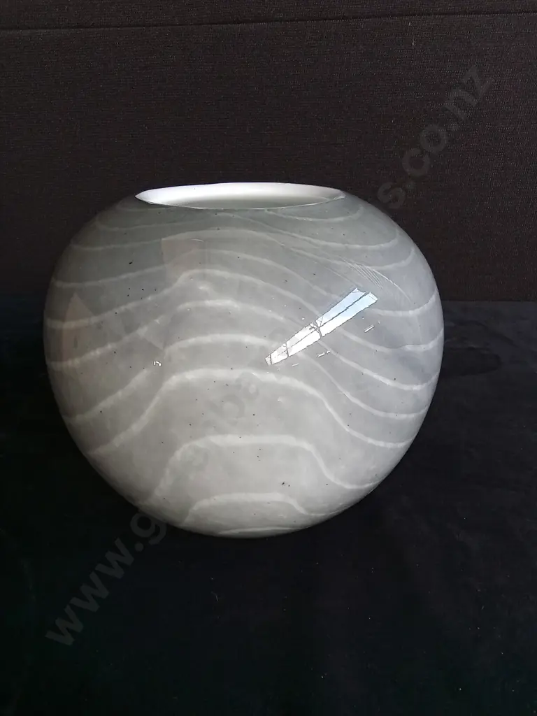GLASS ROUND VASE Image 1++