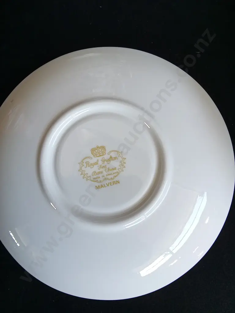 32 PIECE ROYAL GRAFTON FINE BONE CHINA MALVERN SET (ONE DINNER PLATE BROKEN) Image 1++