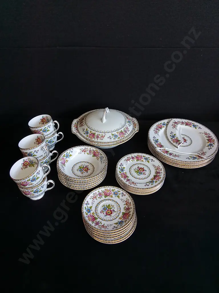 32 PIECE ROYAL GRAFTON FINE BONE CHINA MALVERN SET (ONE DINNER PLATE BROKEN) Image 1++