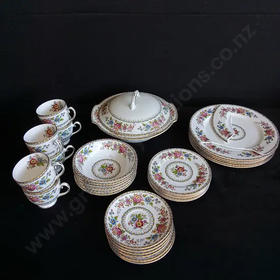32 PIECE ROYAL GRAFTON FINE BONE CHINA MALVERN SET (ONE DINNER PLATE BROKEN)