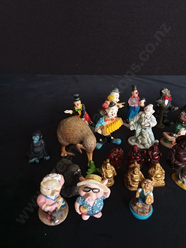 COLLECTION OF DECORATIVE FIGURINES Image 1++